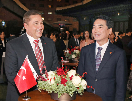 From left, Turkish Ambassador to Korea Murat Tamer and Minister of Patriots and Veterans Affairs Park Min-shik, celebrate the 100th anniversary of the proclamation of the Republic of Turkey at the Shilla Hotel Seoul on Monday. [PARK SANG-MOON]