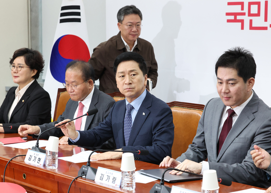 People Power Party (PPP) Chairman Kim Gi-hyeon, center, attends his party’s supreme council meeting at the National Assembly in western Seoul Thursday. [NEWS1]