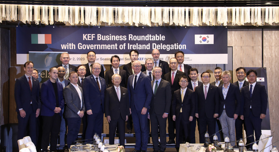 Korea Enterprises Federation Chairman Sohn Kyung-shik and Minister for Enterprise, Trade and Employment of Ireland Simon Coveney, fifth and sixth from left in the front row, pose for a photo at the business roundtable meeting held Thursday at the Four Seasons Hotel Seoul. [KOREA ENTERPRISES FEDERATION]