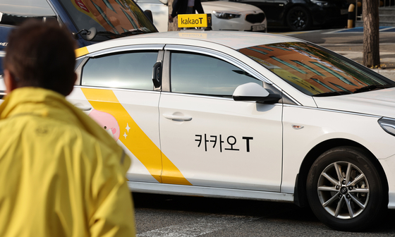Kakao Mobility said it will overhaul its taxi business' commission system on Wednesday evening. [NEWS1]