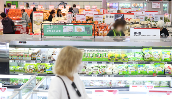 People shop at a discount store in Seoul on Sunday. [YONHAP] 