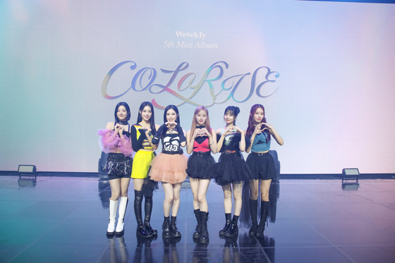 Girl group Weeekly poses for the camera during a press showcase on Wednesday at the Blue Square Mastercard Hall in Yongsan District, central Seoul, ahead of the release of “ColoRise” the same day. [IST ENTERTAINMENT]