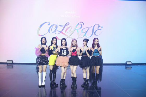 Girl group Weeekly poses for the camera during a press showcase on Wednesday at the Blue Square Mastercard Hall in Yongsan District, central Seoul, ahead of the release of “ColoRise,” the same day. [IST ENTERTAINMENT]