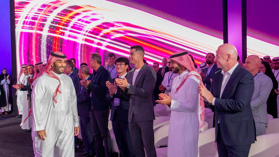 Saudi Crown Prince Mohammed bin Salman with Al Nassr's Cristiano Ronaldo, FIFA president Gianni Infantino and Saudi sports minister Prince Abdul Aziz bin Turki Al-Faisal during the country's unveiling of the first ever Esports World Cup scheduled to be held in Riyadh next year. [REUTERS/YONHAP] 