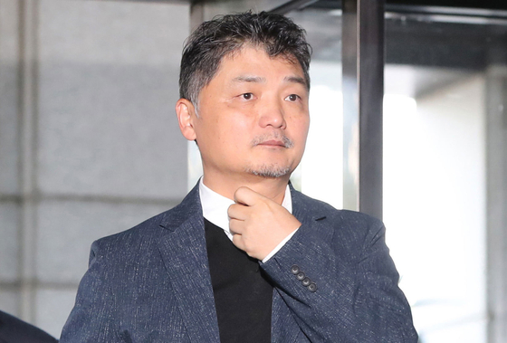 Kakao founder Kim Beom-su appears at the Financial Supervisory Service office in Yeouido, western Seoul, on Oct. 23 to attend questioning related to suspicions of stock manipulation concerning the acquisition of SM Entertainment shares. [NEWS1]