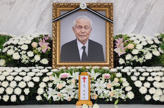 Photo of Rhee In-soo, adopted son of Korea's first Presiden Syngman Rhee, on the funeral altar at Severance Hospital in western Seoul on Thursday. Rhee died at the age of 92 on Wednesday. [NEWS1] 