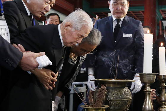 Rhee In-soo and his wife Cho Hye-ja pay respects to victims of the April 19 Revolution of 1960, which ousted Syngman Rhee from power, at the the April 19th National Cemetery in Gangbuk District, northern Seoul, on Sept. 1. [NEWS1]