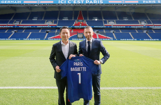 Paris Baguette CEO Hur Jin-soo, left, stands with Paris Saint-Germain Chief Revenue Officer Marc Armstrong at Parc des Princes in Paris on Thursday. [NEWS1]
