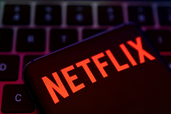 Domestic Netflix out-of-house members sharing an account will now have to pay an additional 5,000 won per month. [REUTERS]