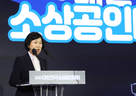 Oh Se-hee, chair of the Korea Federation of Micro Enterprise, speaks at the small business convention at Kintex exhibition hall in Gyeonggi, Goyang, on Friday. [YONHAP]