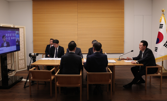 President Yoon Suk Yeol, right, takes part in the inaugural global AI Safety Summit hosted by Britain via videoconference in Seoul Thursday. [PRESIDENTIAL OFFICE] 