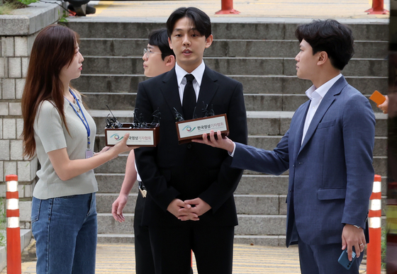 Actor Yoo Ah-in answers questions from the press at the Seoul Central District Court on Sept. 21. [NEWS1]
