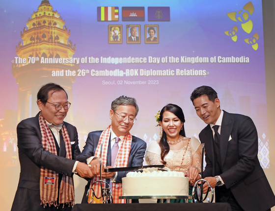 From right, actor Lee Sang-yun, the honorary ambassador of Cambodia to Korea, Cambodian Ambassador to Korea Chring Botumrangsay, Cho Koo-rae, deputy minister for foreign ministry and Ryu Jong-su, senior advisor at Seoul Clinical Laboratories join a cake-cutting ceremony to celebrate the 70th anniversary of the Independence Day of Cambodia and the 26th anniversary of Cambodia-Korea relations at Conrad Seoul on Thursday. [PARK SANG-MOON]
