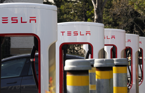 Tesla EVs are being charged up at a Tesla Supercharger station in California on Feb. 27. [EPA/YONHAP]