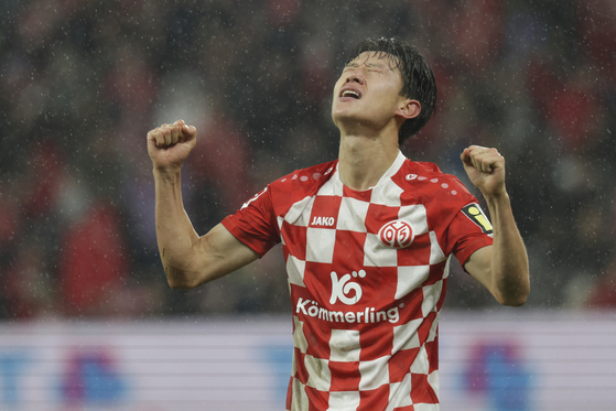 Mainz's Lee Jae-sung celebrates after scoring during a Bundesliga match against RB Leipzig at the Mewa Stadium in Mainz, Germany on Saturday.  [AP/YONHAP]