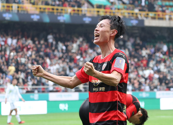 Pohang Steelers' Kim Jong-woo, named the Korean FA cup man of the match, celebrates after scoring a goal to put the Steelers up one against Jeonbuk Hyundai Motors during the final in Pohang, North Gyeongsang on Saturday. [YONHAP]