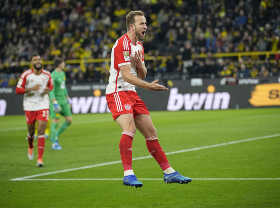 Bayern Munich's Harry Kane celebrates after he scored his third goal during a Bundesliga match against Borussia Dortmund in Dortmund, Germany on Saturday. [AP/YONHAP]