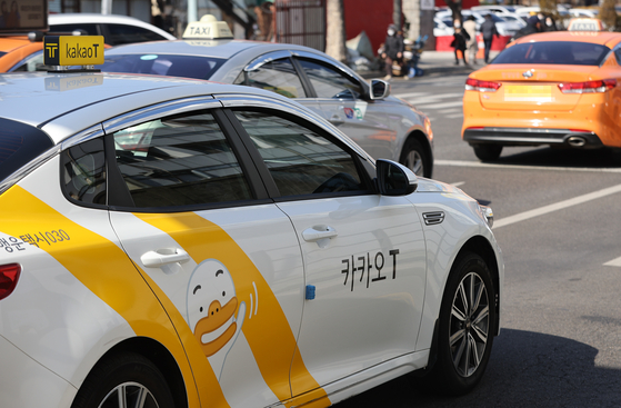  A Kakao Taxi vehicle in Seoul on Feb. 24, 2022. [YONHAP]
