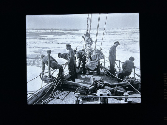 A photo taken during Ernest Shackleton's expeditions across the Antarctic in the early 20th century that ended in failure. [SHIN MIN-HEE]