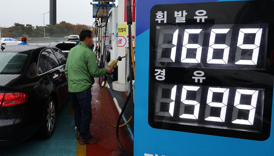 The price of gasoline and diesel are displayed at a gas station in downtown Seoul on Sunday. The average gas price at stations nationwide was 1,745.8 won ($1.33) per liter for the first week of November, a decline for four consecutive weeks, according to the Korea National Oil Corporation’s price tracking system Opinet. Gas prices fell an average of 17.8 won compared to the week before, while diesel prices fell 8.6 won to 1,675.9 won for the first week of November. [NEWS1]