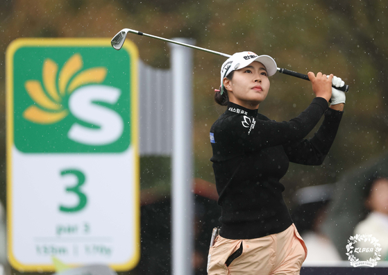 Sung Yu-jin hits a shot during the S-Oil Championship at Elysian Jeju in Jeju on Sunday. [NEWS1] 
