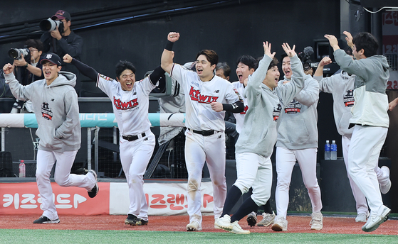 The KT Wiz celebrate after beating the NC Dinos 3-2 in a playoff game at Suwon KT Wiz Park in Suwon, Gyeonggi on Sunday. [NEWS1] 