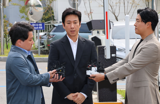 Actor Lee Sun-kyun appears before the press before undergoing questioning for a second time at the Incheon Nonhyun Police Precinct on Saturday. [YONHAP]