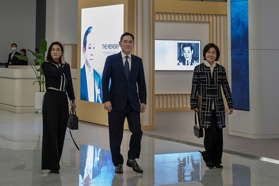 From left to right, Samsung Welfare Foundation's chief Lee Seo-hyun, Samsung Electronics Executive Chairman Lee Jae-yong and Hong Ra-hee attend a memorial concert held for late chairman Lee Kun-hee. [SAMSUNG ELECTRONICS]