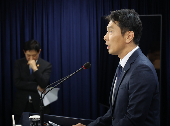 Financial Supervisory Service (FSS) Gov. Lee Bok-hyun speaks at a press briefing to ban short selling practice at the Central Government Complex in Jongno District, central Seoul, on Sunday. [YONHAP
