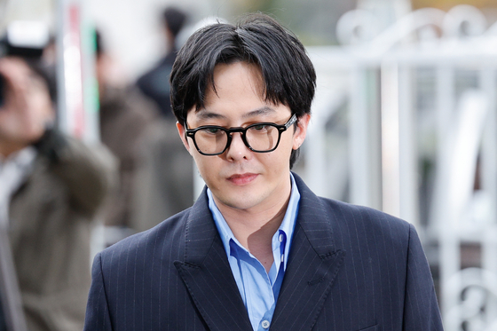 Singer G-Dragon, whose real name is Kwon Ji-yong, enters the Incheon Nonhyun Police Station on Monday afternoon to be questioned over his alleged illegal drug use. [NEWS1]