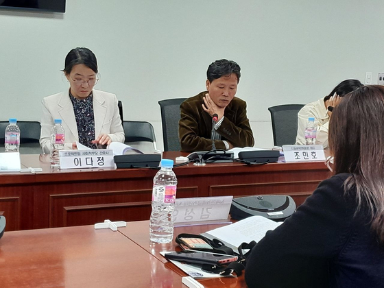 Cho Min-ho, center, speaks at a forum at the National Assembly on Oct. 5 against the bill ensuring anonymity of the birth parents in their children's registration information. [CHO MIN-HO]
