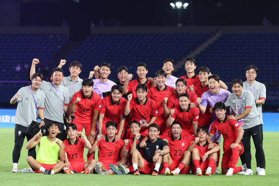 The U-24 Korean national team poses for a photo after beating Kuwait 9-0 in an Asian Games Group E game against Kuwait at the Jinhua Sports Centre Stadium in Jinhua, China on Sept. 19. [NEWS1] 