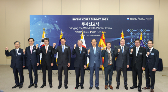 Prime Minister Han Duck-soo, fifth from right, poses with representatives from B.Grimm, Ocean Winds, Hines, Renault Korea Motors and TOK Advanced Materials, who pledged a total of $940 million investment in Korea on Tuesday at the 2023 Invest KOREA Summit held in Busan. [THE KOREA TRADE-INVESTMENT PROMOTION AGENCY]