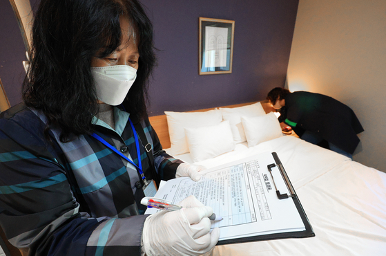 Guro District Office employees sweep a hotel in its district for bedbugs. Since Oct. 5 there have been 17 bedbugs reported. For nearly a decade there have been only nine. [YONHAP]