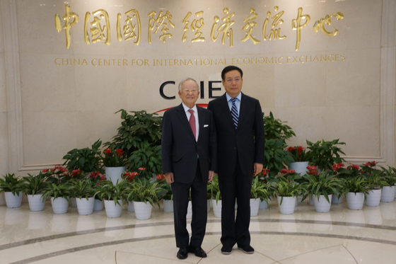 Korea Enterprises Federation (KEF) Chairman Sohn Kyung-shik, left, and Bi Jinquan, executive vice chairman at the China Center for International Economic Exchanges, pose for a photo at the office of the Chinese association in Beijing on Monday. [KEF]
