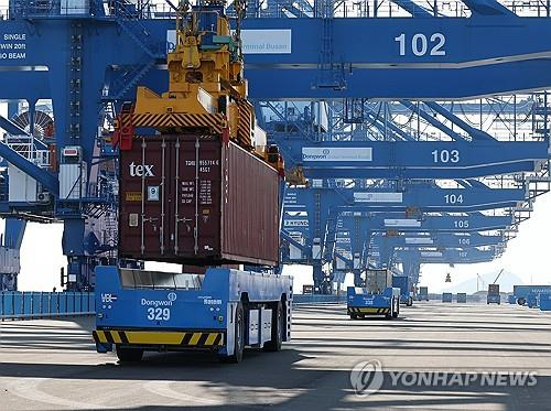 Containers for exports and imports are transported at a pier in the southern port city of Busan on Oct. 17. [YONHAP]
