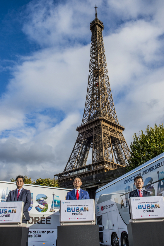 LG Corporation unveiled in Paris on Monday 2,030 buses, dubbed the Busan Expo Bus, that will circulate the French capital to promote Busan's bid to host the World Expo in 2030. [LG CORPORATION]