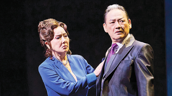 A scene from a play "Hamlet," which was staged on July 17 at the National Theater of Korea, features Culture Minister Yu In-chon, right. [SEENSEE COMPANY]