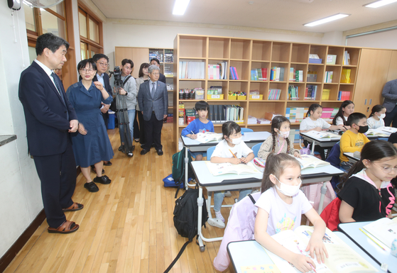 Education Minister Lee Ju-ho visits a specialized class for multicultural students at the Hanam Jungang Elementary School in Gwangju on May 18. [NEWS1]