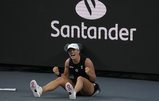 Iga Swiatek, of Poland, celebrates her victory over Jessica Pegula, of the United States, in the women's singles final of the WTA Finals tennis championships, in Cancun, Mexico on Monday. [AP/YONHAP]
