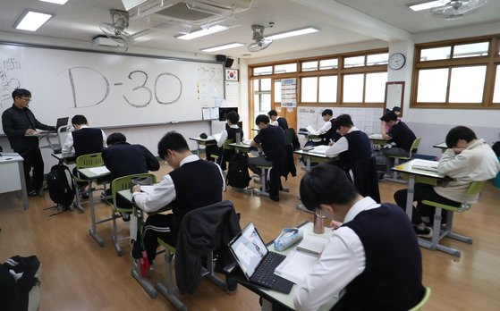 High school seniors study in a classroom in Busan on Oct. 17, 30 days before Korea's College Scholastic Ability Test (CSAT) takes place. [NEWS1] 