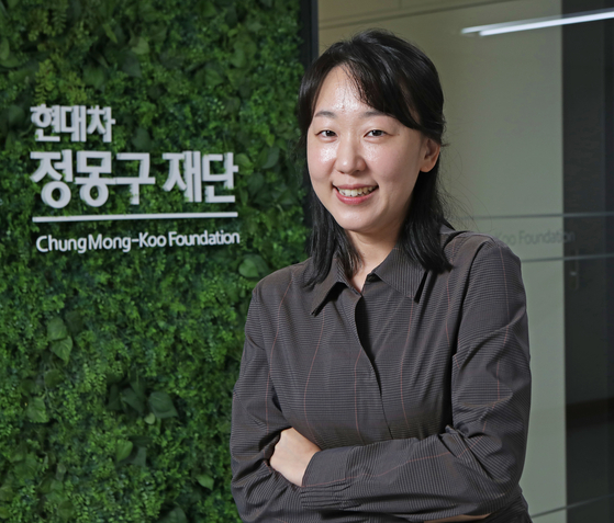 Kim Soo-young, manager at Hyundai Motor Chung Mong-Koo Foundation who is in charge of the foundation's global scholarship program, poses for a photo at the foundation's office in Jongno District, central Seoul. [PARK SANG-MOON]