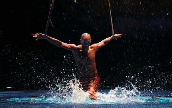 Un trapecista representa una escena del Cirque du Soleil "Luzía" Una actuación con agua en el Complejo Deportivo de Seúl Big Top en el distrito de Songpa, al sur de Seúl, el 24 de octubre. [YONHAP]