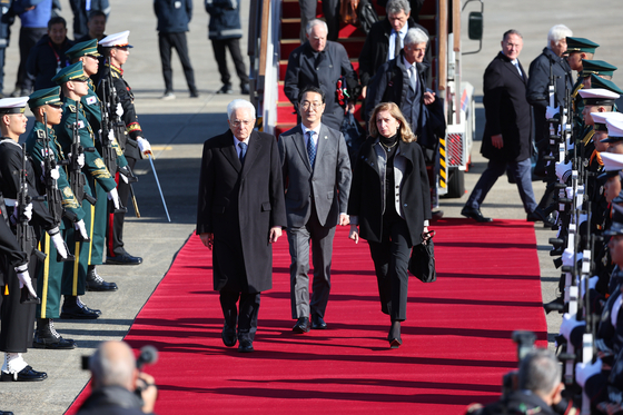 Italian President Sergio Mattarella, left, is greeted by an honor guard after arriving at Seoul Air Base in Seongnam, Gyeonggi, for a state visit to Korea on Tuesday. He is accompanied by his daughter Laura Mattarella, right. Kim Gunn, Korea's special representative for Korean Peninsula peace and security affairs, walks behind them. The Italian president's state visit will last until Thursday. [YONHAP]