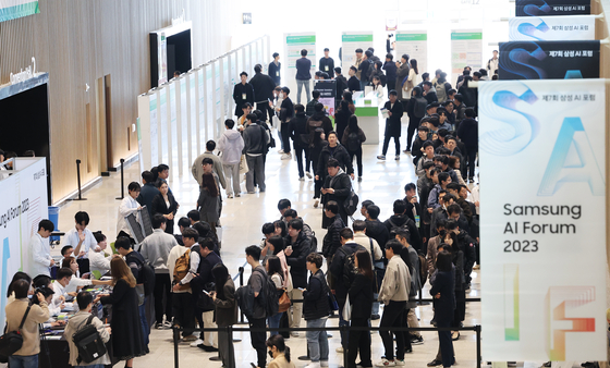 Large crowds stand in line to enter a forum on AI hosted by Samsung Electronics at a convention center in Suwon, Gyeonggi, on Tuesday. [YONHAP]