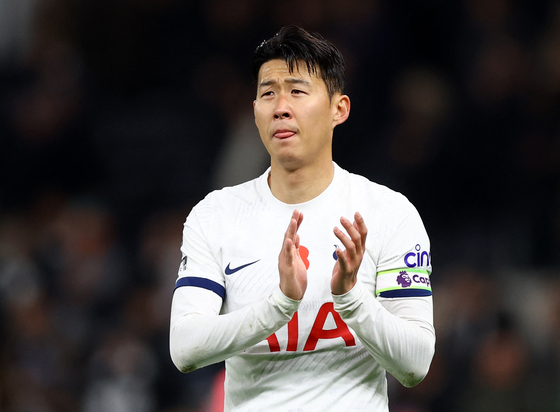 Tottenham Hotspur's Son Heung-min looks dejected after the final whistle following a Premier League game against Chelsea at Tottenham Hotspur Stadium in north London on Monday.  [REUTERS/YONHAP]