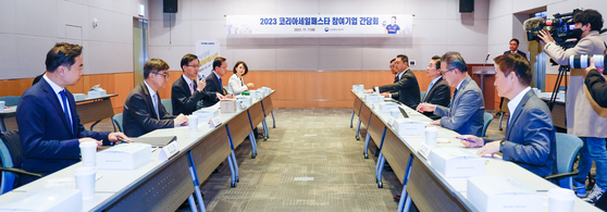 Minister of Trade, Industry, and Energy Bang Moon-kyu speaks during a meeting with representatives from the retail, electronics and automotive sectors for the 2023 Korea Sale Festa in Yeongdeungpo District, western Seoul, on Tuesday. [NEWS1]