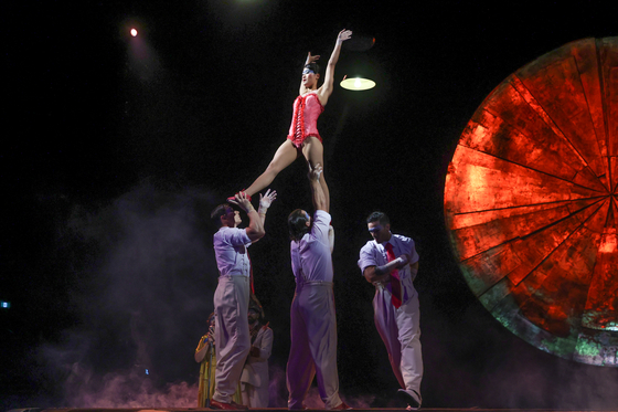 Acróbatas realizan acrobacias cuerpo a cuerpo en el Cirque du Soleils "luisa" Una actuación en el Complejo Deportivo de Seúl Big Top en el distrito de Songpa, al sur de Seúl, el 24 de octubre. [YONHAP]