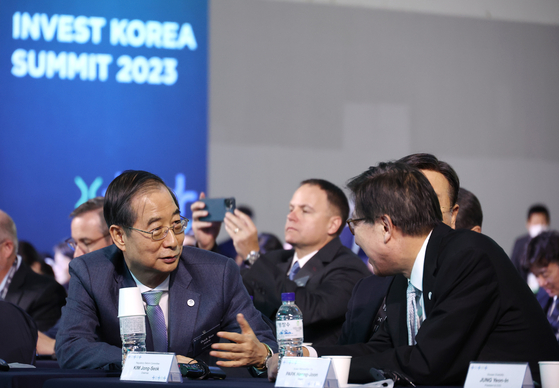 Prime Minister Han Duck-soo, left, speaks with Busan Mayor Park Heong-joon at an investment fair in Busan on Nov. 7. [YONHAP]