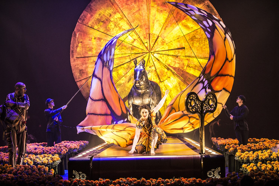 La mujer corriendo de Luzia durante la escena del Cirque du Soleil "Luzía" concierto en el Big Top del Complejo Deportivo de Seúl en el distrito de Songpa, al sur de Seúl [MAST ENTERTAINMENT] 